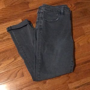 AMERICAN EAGLE CROPPED JEANS SIZE 6